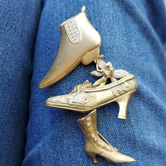 Goldtone vintage shoe shaped marked brooch lot - Picture 1 of 5